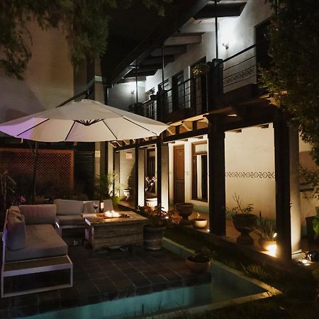 Yox Hotel Boutique San Cristóbal de Las Casas المظهر الخارجي الصورة The hotel's courtyard at night