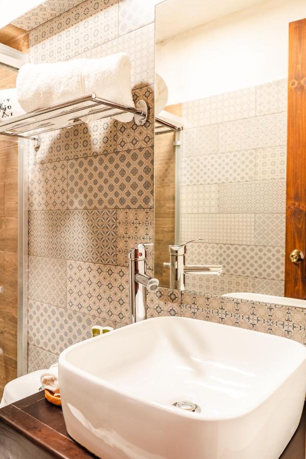 Yox Hotel Boutique San Cristóbal de Las Casas المظهر الخارجي الصورة Bathroom tiles