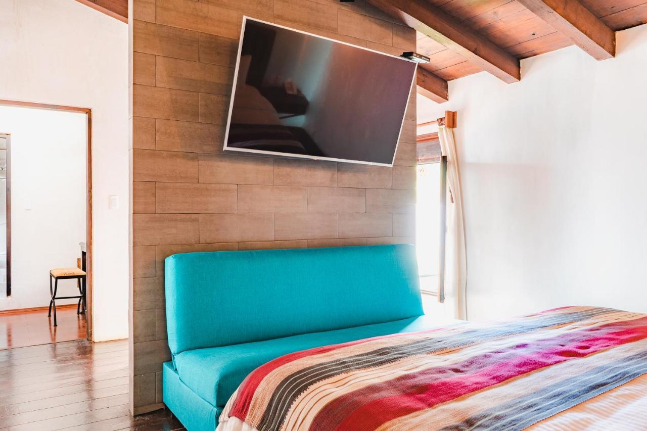 Yox Hotel Boutique San Cristóbal de Las Casas المظهر الخارجي الصورة A television mounted on a wall