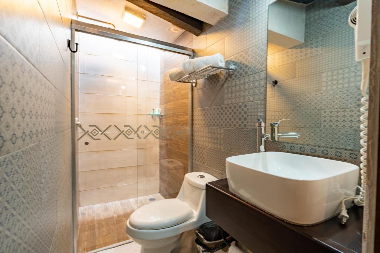 Yox Hotel Boutique San Cristóbal de Las Casas المظهر الخارجي الصورة Bathroom with shower enclosure