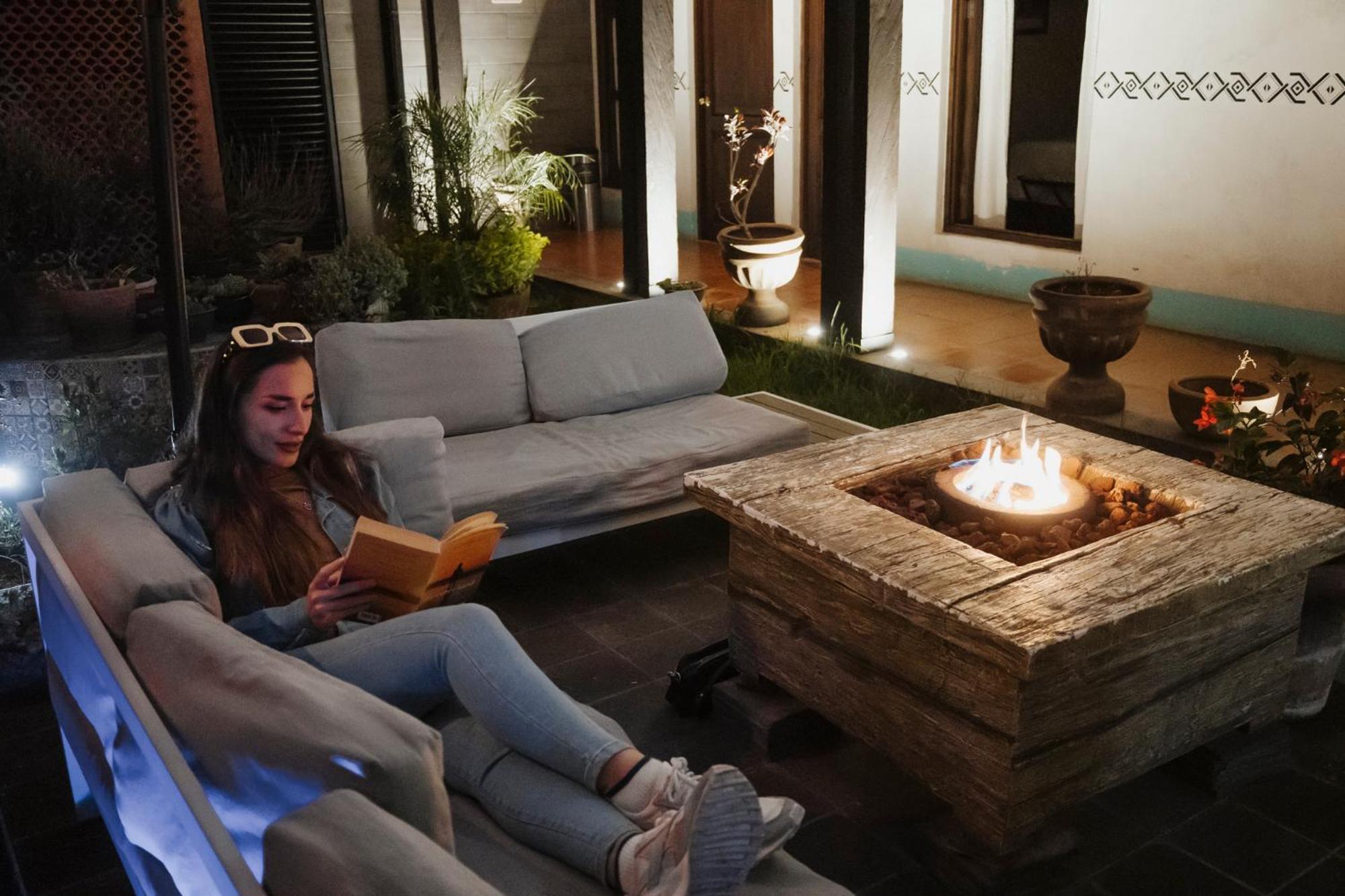 Yox Hotel Boutique San Cristóbal de Las Casas المظهر الخارجي الصورة A woman reading a book in a hotel