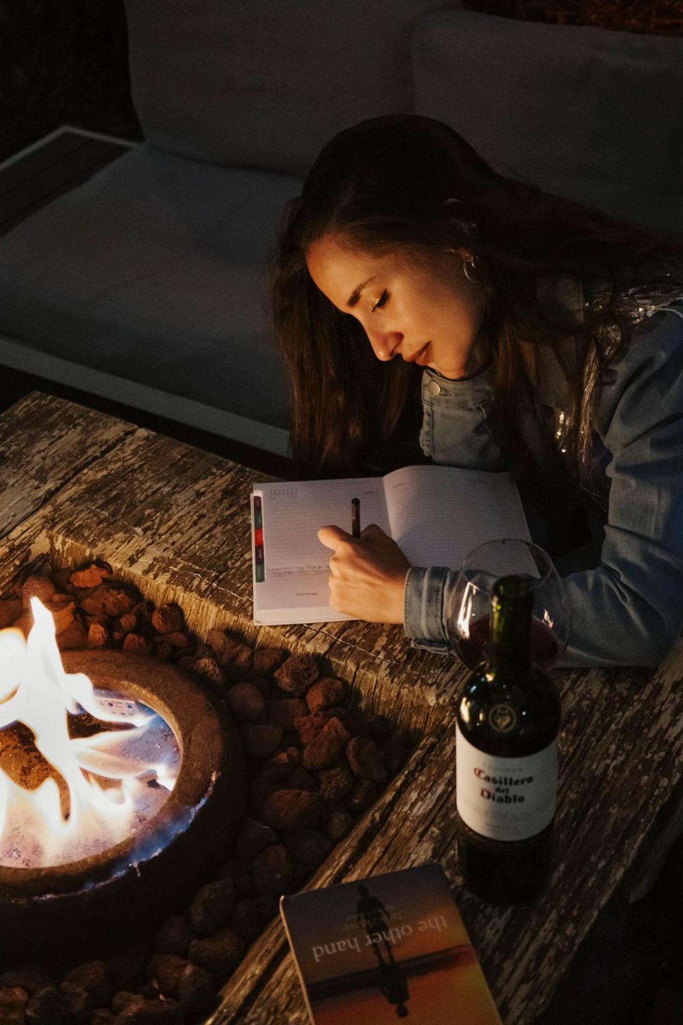 Yox Hotel Boutique San Cristóbal de Las Casas المظهر الخارجي الصورة A woman writing in a journal