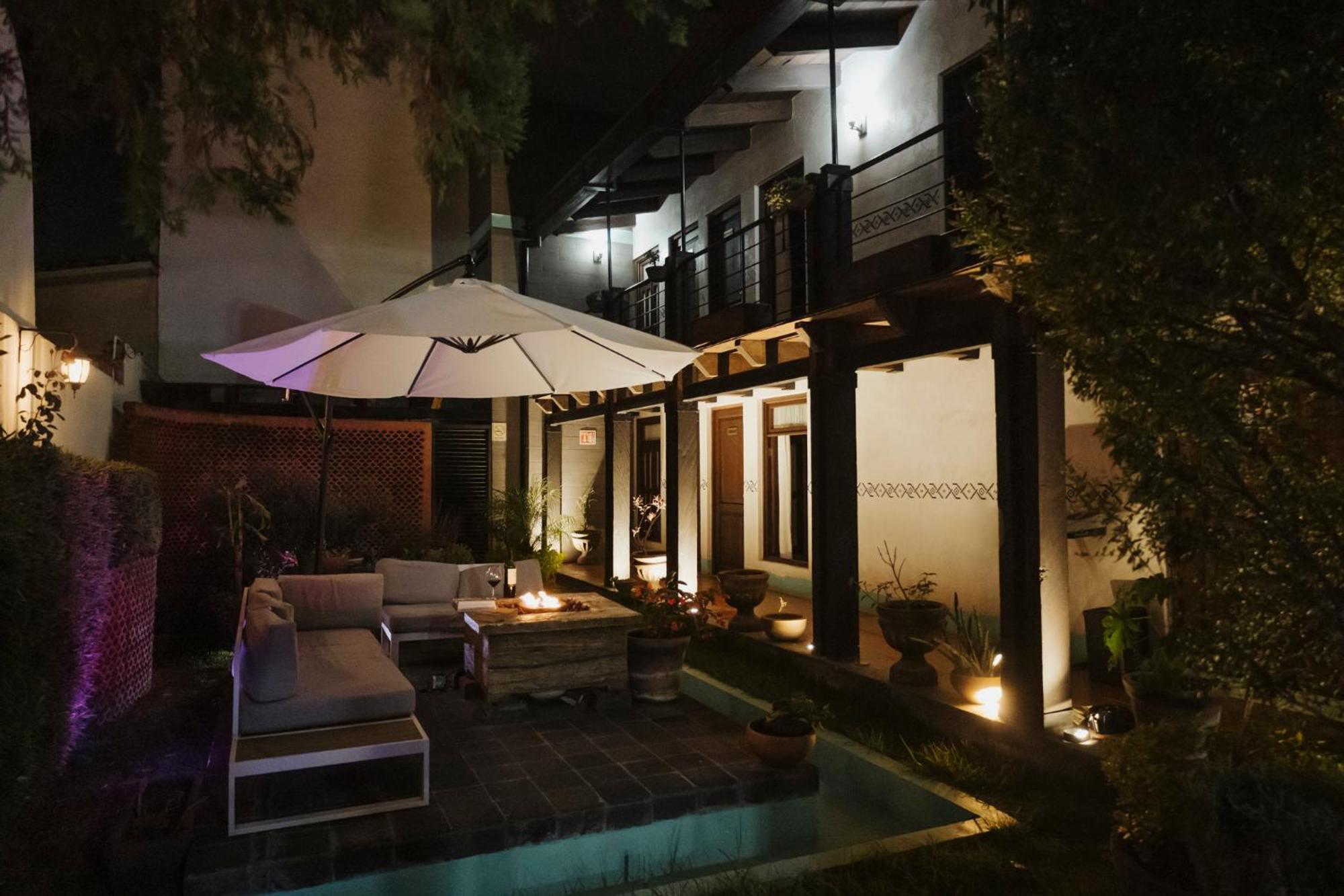 Yox Hotel Boutique San Cristóbal de Las Casas المظهر الخارجي الصورة The hotel's courtyard at night